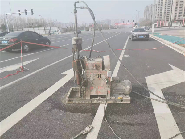 新盈镇公路路面下沉沉降开裂注浆加固施工
