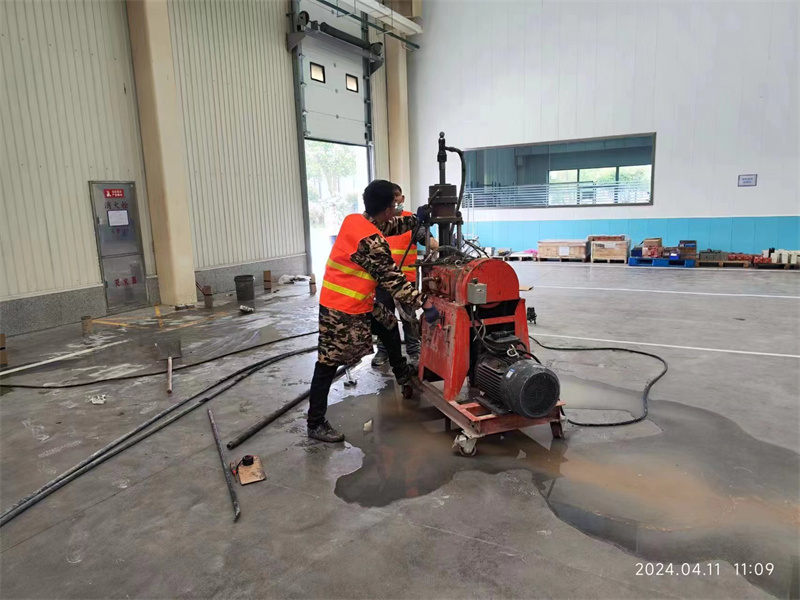 新盈镇厂房地面下沉塌陷注浆加固施工